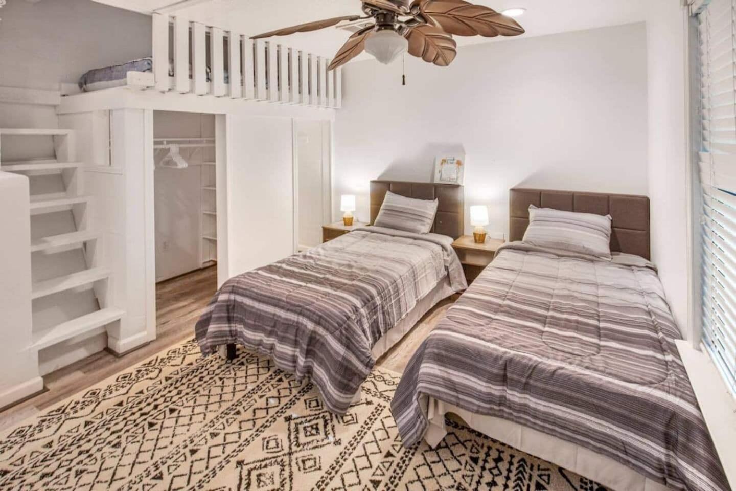 Sunmeadow Manor Retreat Villa Friendswood Bagian luar foto